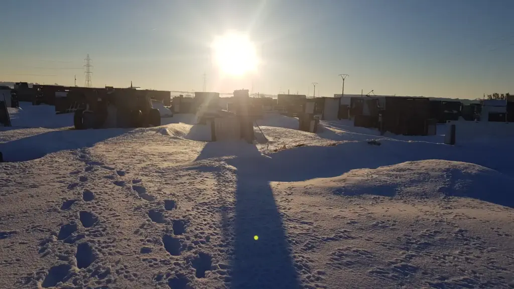 Vista del campo de airsoft Distrito 9 cubierto de nieve
