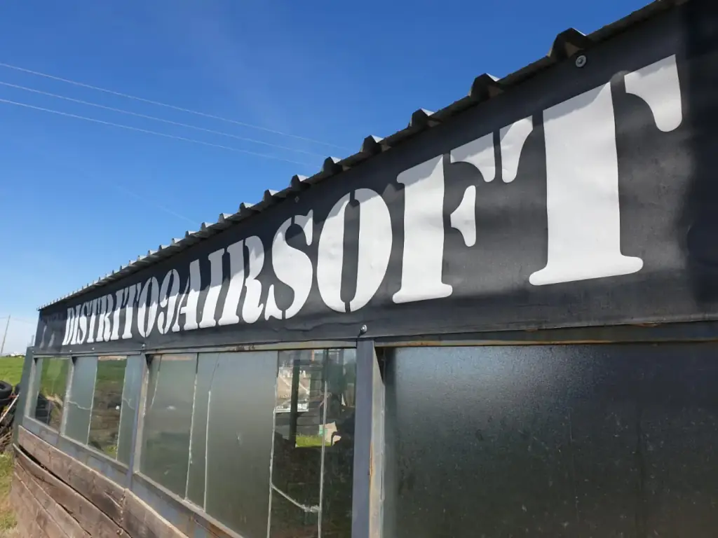Rótulo de Distrito 9 Airsoft en el acceso al campo