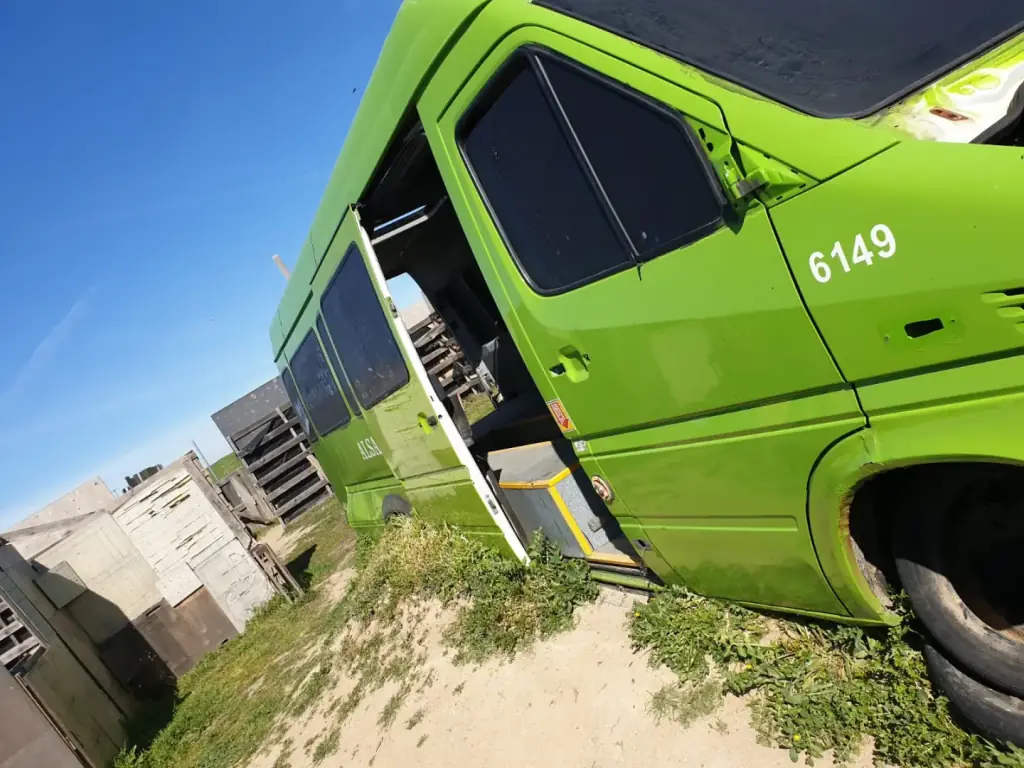 Vehículo verde utilizado como cobertura en el campo Distrito 9