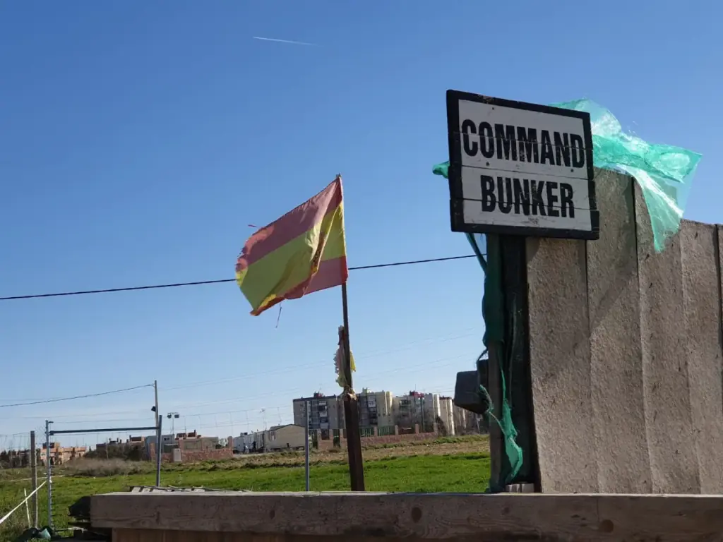 Puesto de mando señalizado dentro del terreno de Distrito 9